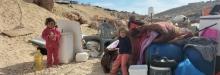 أطفال وسط ممتلكات أُخرِجت من منزل فلسطيني من المقرر هدمه على يد القوات الإسرائيلية في تل الخشبة، نابلس. تصوير مكتب الأمم المتحدة لتنسيق الشؤون الإنسانية، 10 كانون الأول/ديسمبر 2024
