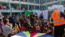 HI volunteers conduct recreational activities for displaced children in a collective shelter in Southern Gaza. | © HI