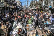 Rafah, Palestinian Territories. 20 Jan, 2024. Palestinians crowd at a local street market in Rafah (Credit: © dpa picture alliance / Alamy Stock Photo